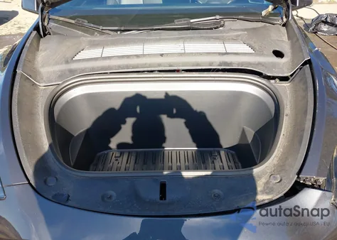 2024 Tesla Model Y Long Range Dual Motor All-Wheel Drive z USA, uszkodzony, nr VIN 7SAYGDEE2RF166645